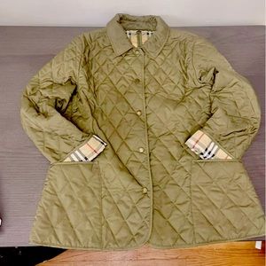 Nice Burberry quilted jacket in used condition please see pictures in size large
